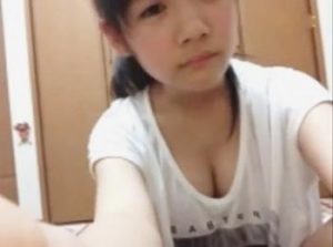 【ライブチャット×JC】素人女子中〇生のリアルすぎる発育事情ｗｗｗ巨乳の谷間が丸見えになるかなりロリでアウトな配信♡