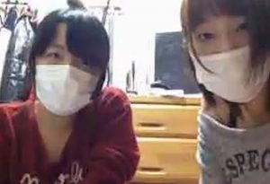 【ライブチャット×JK】素人女子〇生三人組のおふざけ微エロ動画ｗｗｗJKの谷間が見え隠れ♡