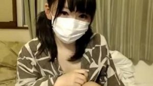 【ライブチャット】黒髪女子大生がパイパンマ〇コ見えかけのエロ配信♡谷間も見えてエロいｗｗｗ