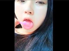 【ライブチャット】サバサバ系女子が飴でフェラ風エロ配信♡大胆開脚でおマ〇コ丸見えｗｗ